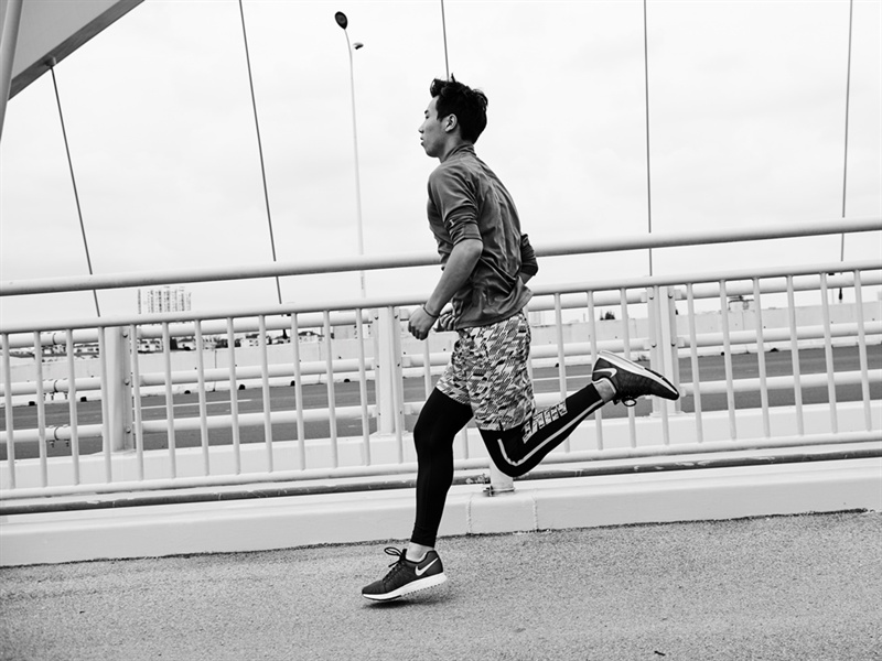 跟上他,今年半马跑进1小时30分