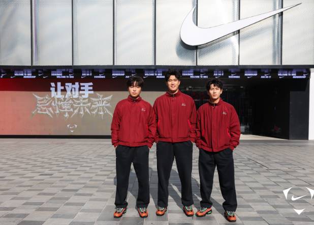 让对手忌惮未来！国足 U23 队员现身耐克门店与球迷互动