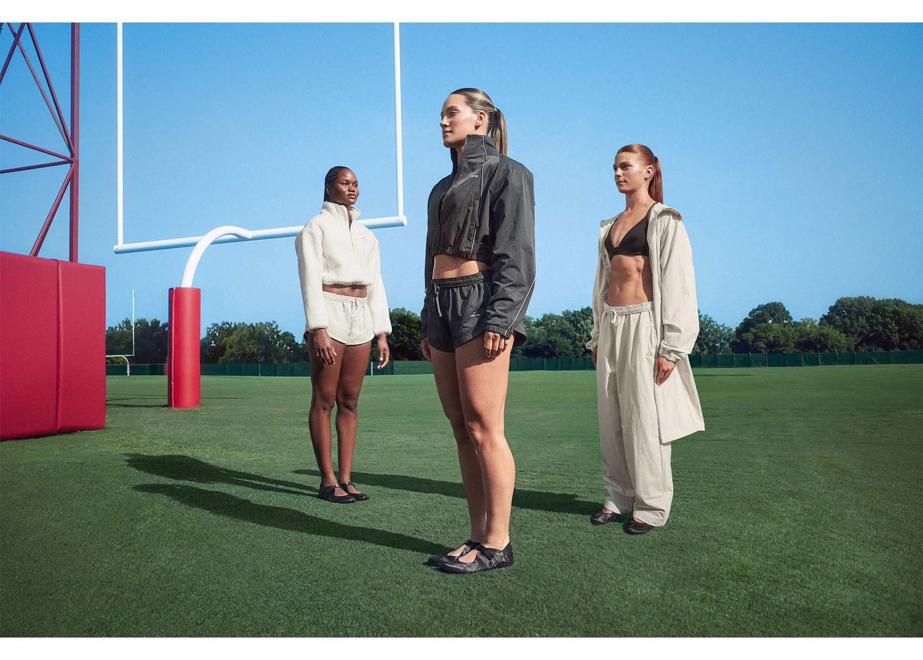 NikeSKIMS推出外套系列，以鲜明学院红点亮秋冬造型