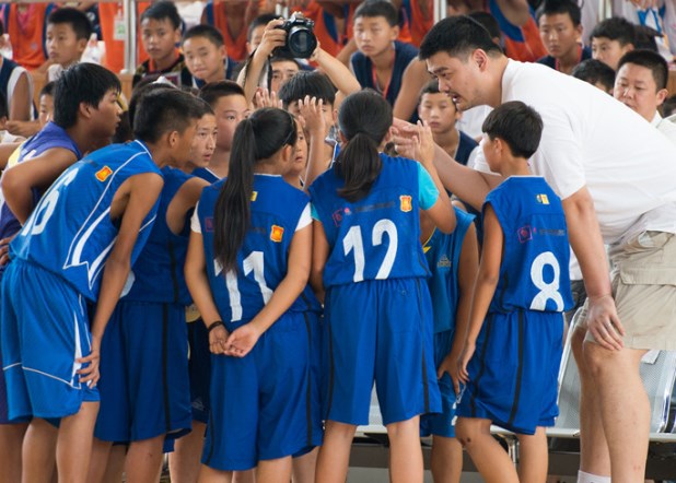 耐克携手姚明共同推动青少年体育运动，让更多青少年从运动中受益