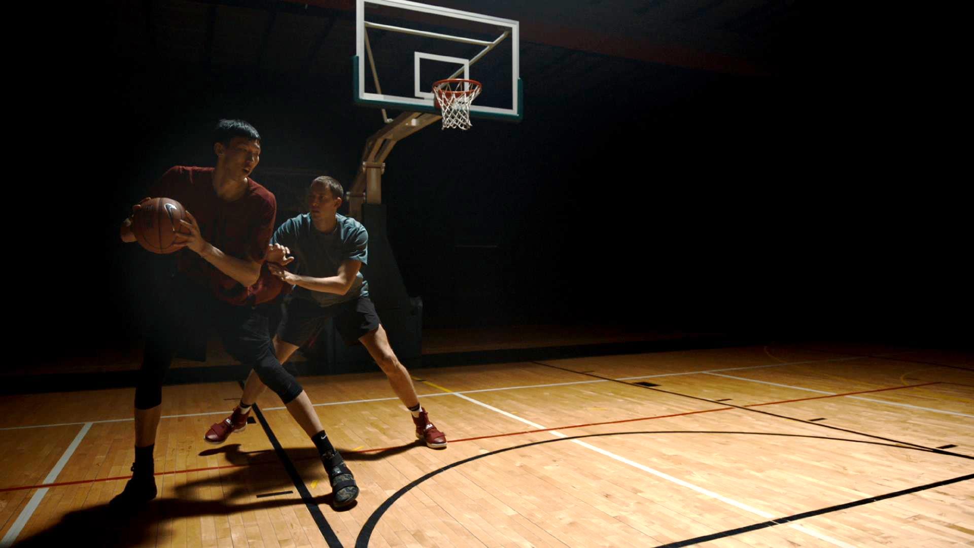 周琦演绎耐克篮球“为战而生”系列短片