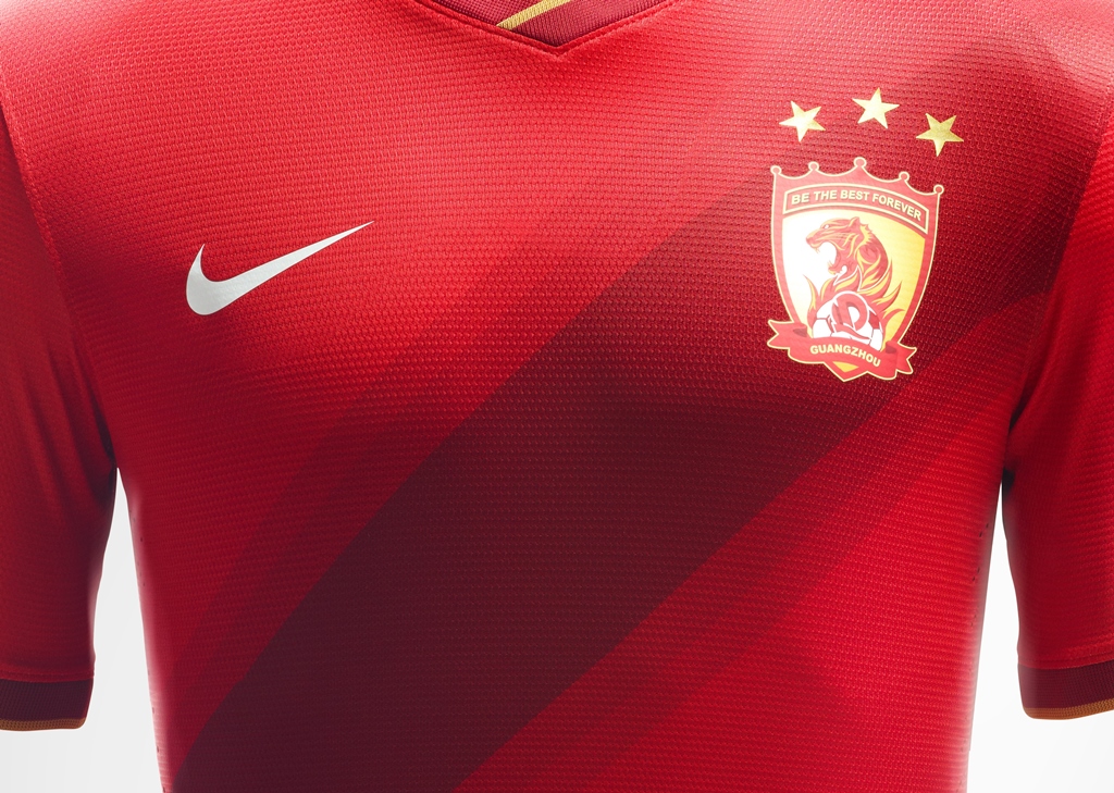 耐克提前发布广州恒大队2014中超新赛季主场球衣